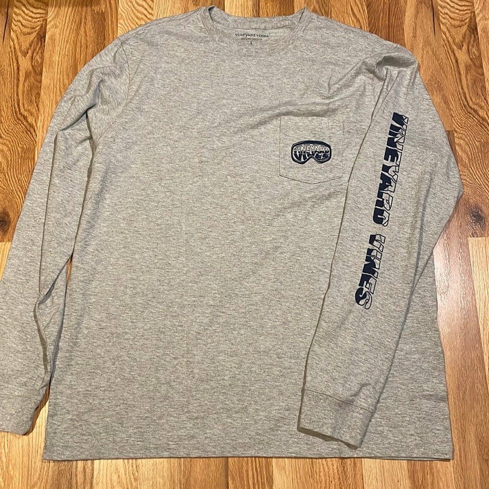 Gray vineyard vines men’s large longsleeve with navy blue ski goggle lettering